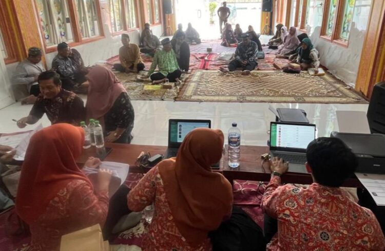 Percepat Layanan, Dispendukcapil Mojokerto Datangi Langsung Lokasi Calon Jamaah Haji