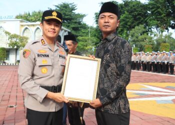 Kapolres Gresik Beri Penghargaan Polisi dan Warga Berprestasi