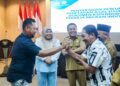 Bupati Gresik Berikan Dokumen Asal Usul dan Adminduk Anak Pekerja Migran
