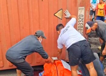 Truk Kontainer Muatan Kertas Roboh di Balongbendo Sidoarjo, Satu Pemotor Tewas