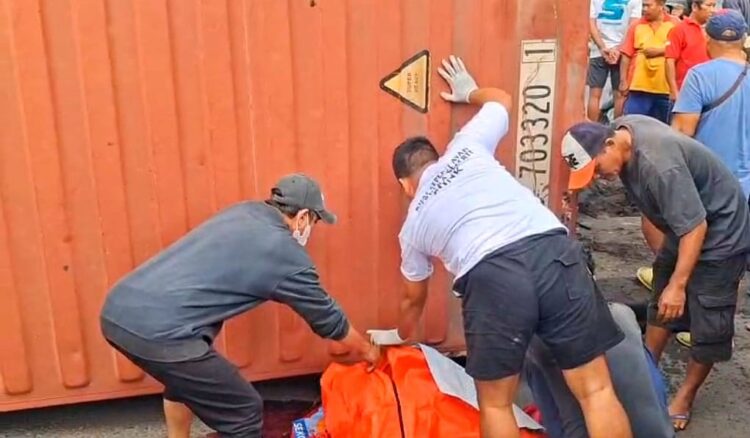 Truk Kontainer Muatan Kertas Roboh di Balongbendo Sidoarjo, Satu Pemotor Tewas
