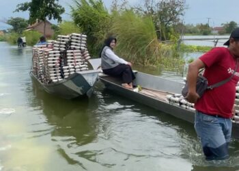 Tembus Banjir, Tim SPPG Tiwet Antar MBG ke Desa Jelakcatur Lamongan