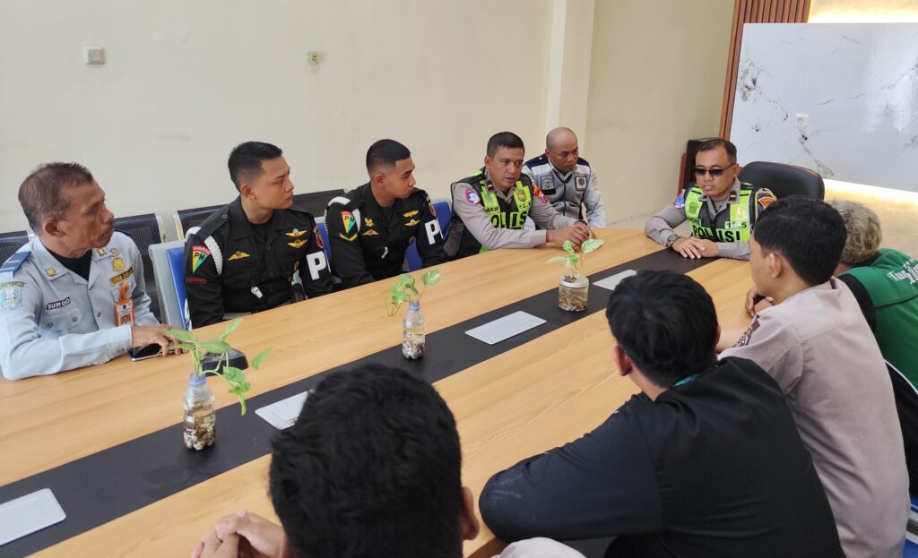 Polantas Menyapa, Edukasi Satlantas Polres Gresik ke Pengemudi Trans Jatim