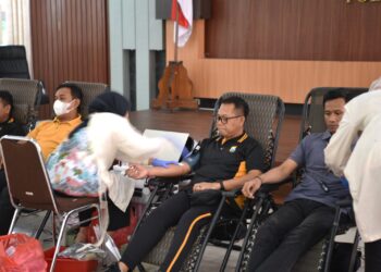 Penuhi Stok Darah PMI, Puluhan Anggota Polres Gresik Donor Darah