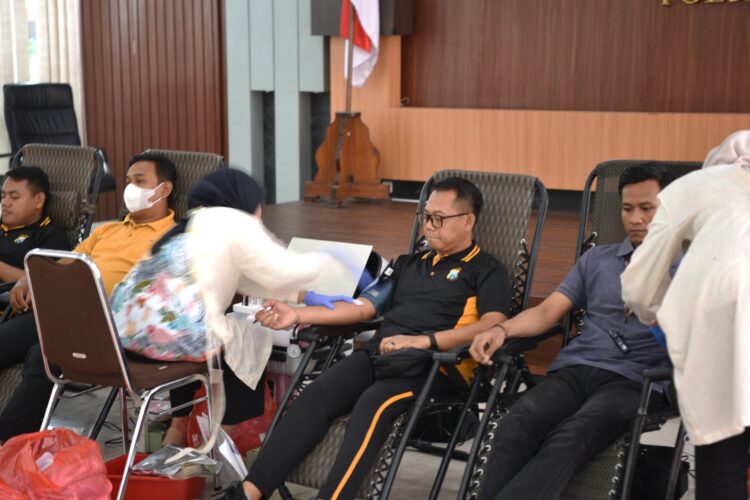 Penuhi Stok Darah PMI, Puluhan Anggota Polres Gresik Donor Darah