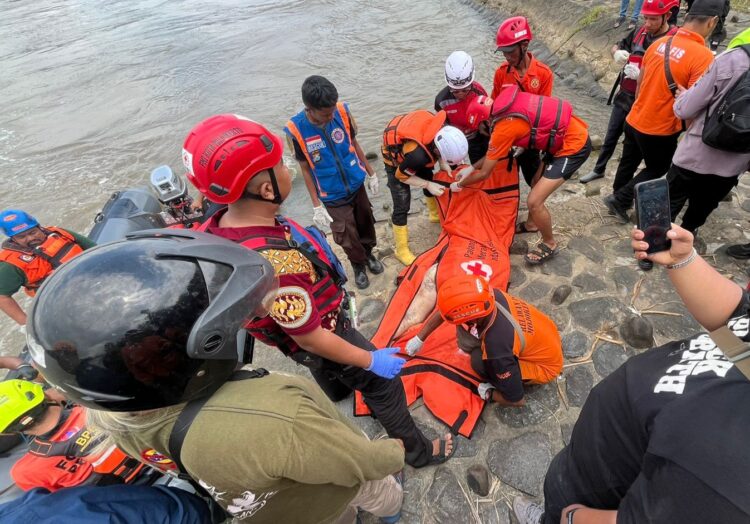 Mayat Pria Tanpa Identitas Ditemukan Mengambang di Sungai Brantas Mojokerto