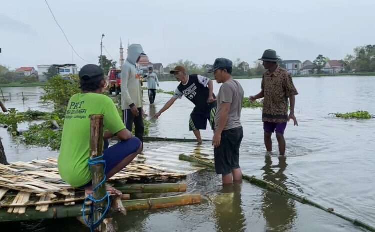 Agar Bisa Aktivitas, Warga Desa di Lamongan ini Swadaya Bangun Jembatan Darurat