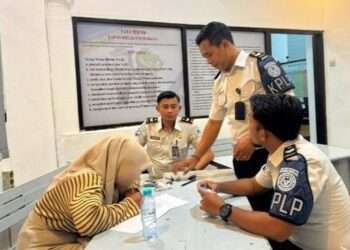 Diselundupkan Lewat Paper Bag, 2 HP Diamankan Petugas Lapas Kelas I Surabaya