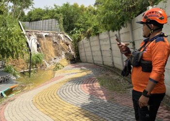 Curah Hujan Tinggi, Jogging Track Stadion Gelora Joko Samudro Gresik Ambles