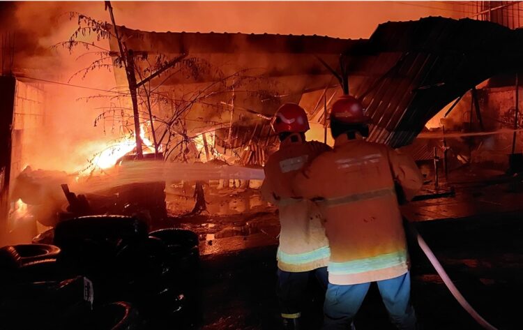 Bengkel Ban Terbakar di Menganti Gresik, Kerugian Ditaksir Ratusan Juta