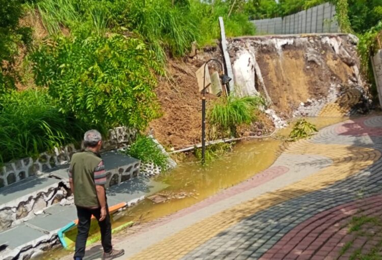 Longsor jogging track Stadion Gejos Gresik Melebar, Berpotensi Ancam Struktur Tribun