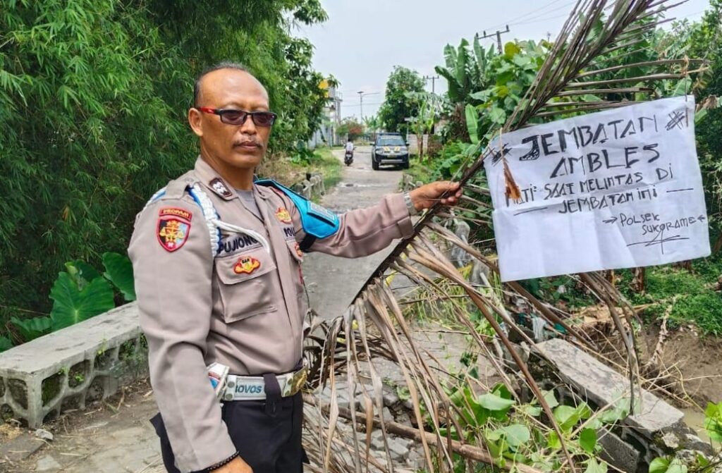 Jembatan Penghubung Antar Desa di Lamongan Ambles Akibat Luapan Sungai