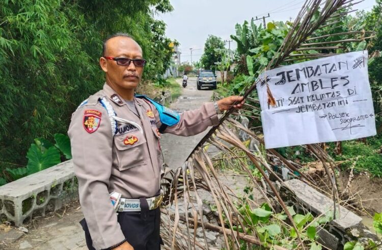 Jembatan Penghubung Antar Desa di Lamongan Ambles Akibat Luapan Sungai