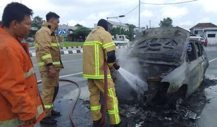 Mobil BMW X3 Terbakar di Tol Belahanrejo Gresik, Pengemudi Sigap Selamatkan Diri