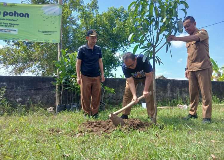 Upaya Tekan Resiko Banjir, PWI Gresik dan Lintas Sektor Tanam 400 Pohon Produktif