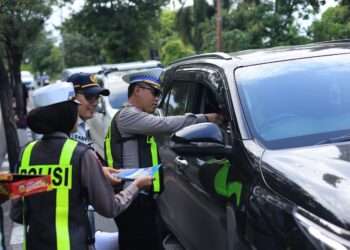 Polisi di Gresik Bagikan Cokelat, Cara Unik Kampanyekan Keselamatan Lalu Lintas