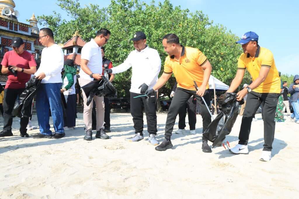 Dukung Arahan Presiden Prabowo, Forkopimda Gresik Bersihkan Pantai Delegan