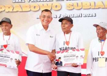 Jelang Ramadan, Petrokimia-Pemkab Gresik Bagikan Ratusan Paket Sembako ke Abang Becak