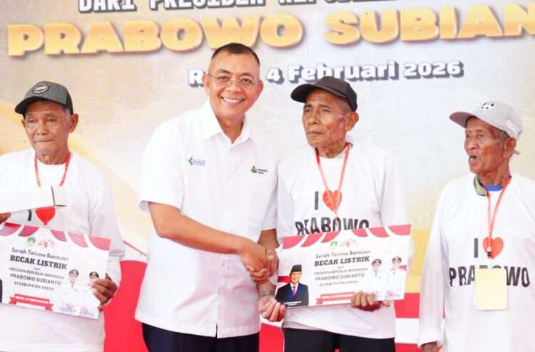 Jelang Ramadan, Petrokimia-Pemkab Gresik Bagikan Ratusan Paket Sembako ke Abang Becak