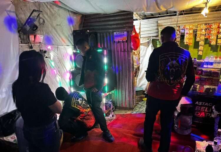 Polisi Gresik Sita Puluhan Botol Miras di Warung Karaoke Menganti