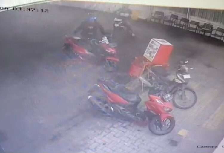 Lengah Sebentar Motor Pria Kranggan Raib di Alfamart, Aksi Maling Terekam CCTV