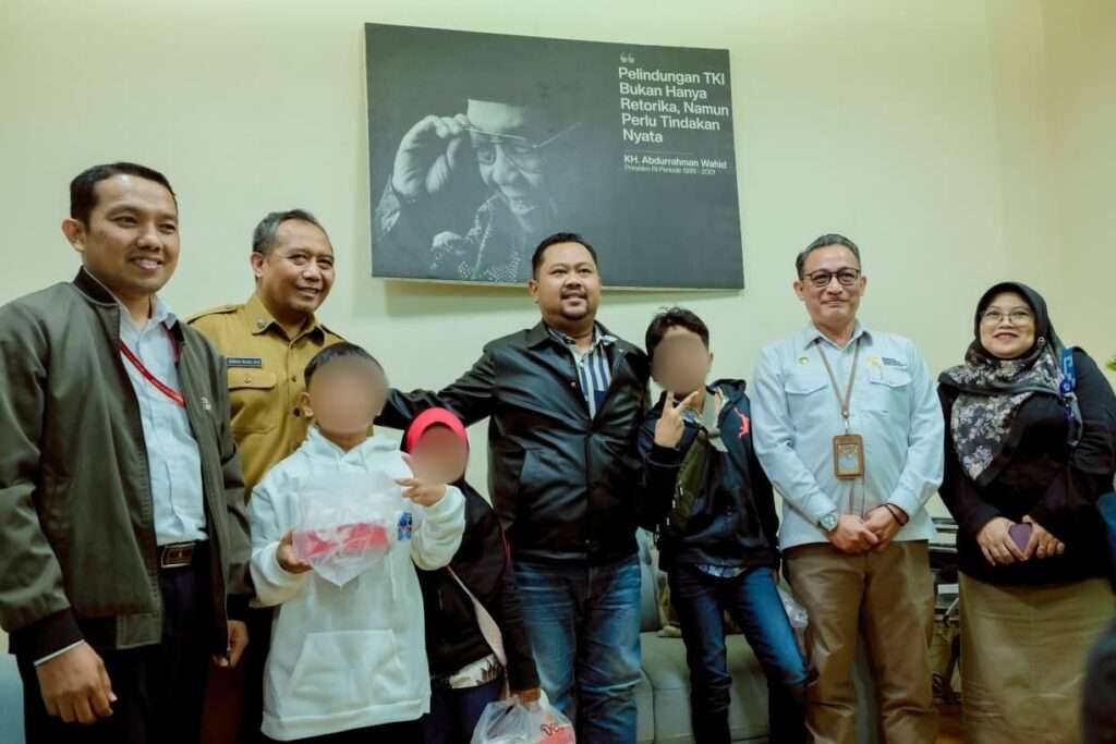 Didampingi Langsung Bupati, Tiga Anak PMI Gresik Akhirnya Pulang ke Indonesia