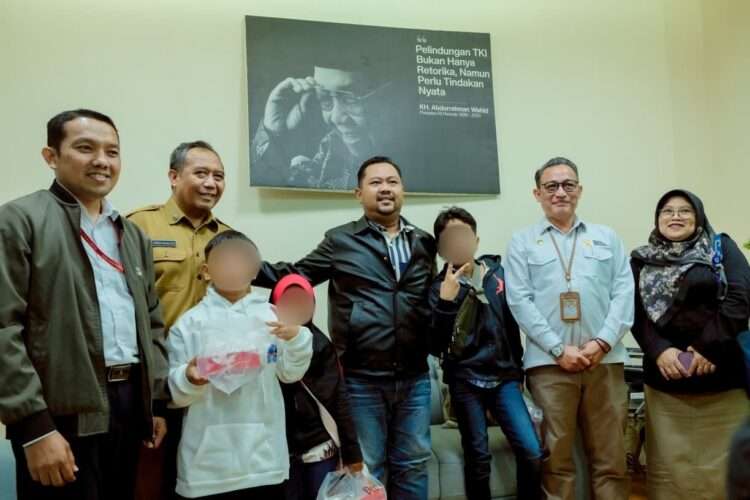 Didampingi Langsung Bupati, Tiga Anak PMI Gresik Akhirnya Pulang ke Indonesia