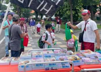 Tangis Pendidikan di Depan Grahadi: Warga Surabaya Bagikan Buku Gratis