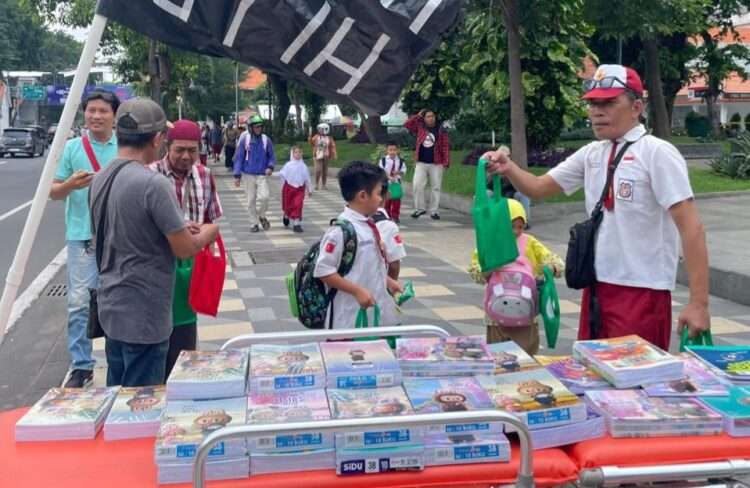 Tangis Pendidikan di Depan Grahadi: Warga Surabaya Bagikan Buku Gratis