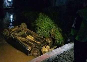 Akibat Mesin Mati, Minibus Terseret Kereta Api 200 Meter di Sidoarjo