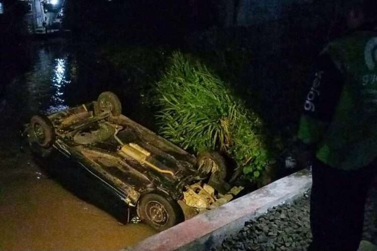 Akibat Mesin Mati, Minibus Terseret Kereta Api 200 Meter di Sidoarjo