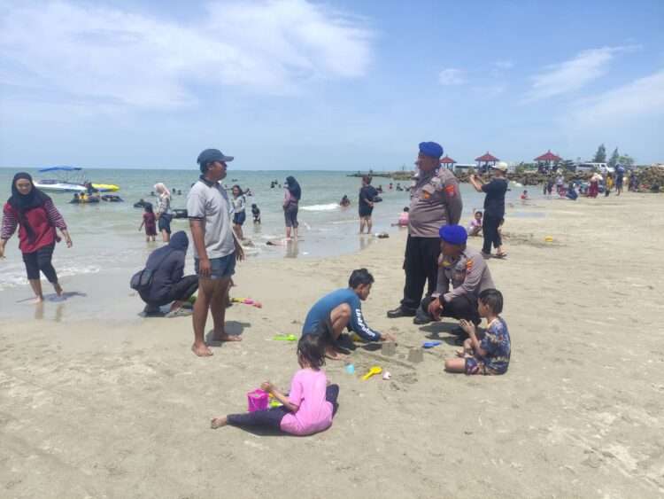 Pantai Dalegan Penuh, Satpolairud Polres Gresik Siaga dan Edukasi Wisatawan Keselamatan Laut