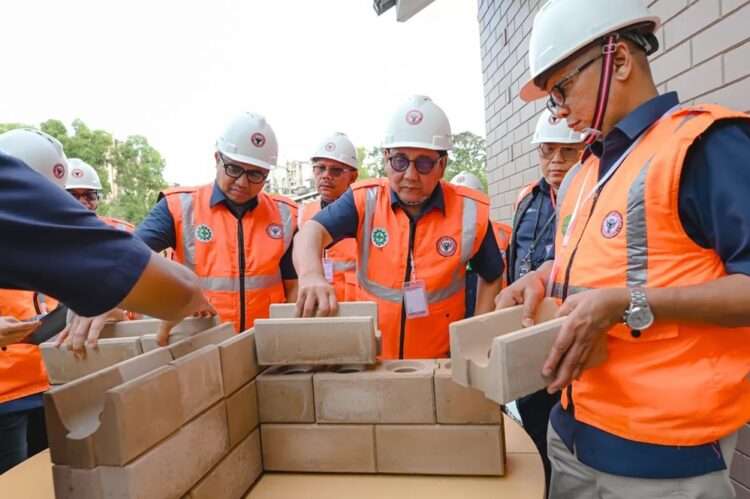 Percepat Huntap Korban Banjir Sumbar, Bata Interlock SIG Dikirim ke Padang