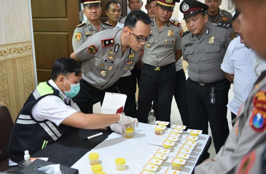 Pastikan Bebas Narkoba, Tes Urine Dadakan Personel Polres Gresik
