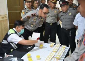 Pastikan Bebas Narkoba, Tes Urine Dadakan Personel Polres Gresik