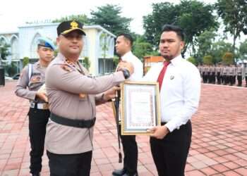 Belasan Personel Polri dan TNI Serta Kepala Desa Terima Penghargaan Jogo Gresik