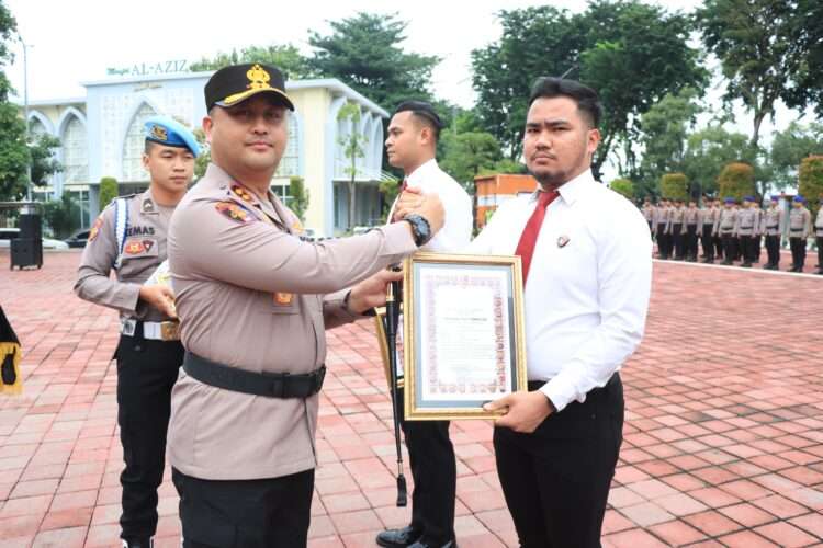 Belasan Personel Polri dan TNI Serta Kepala Desa Terima Penghargaan Jogo Gresik