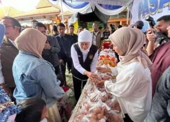 Pasar Murah Ramadan Diserbu Warga Mojokerto, Gubernur Khofifah Turun Bagikan Beras Telur