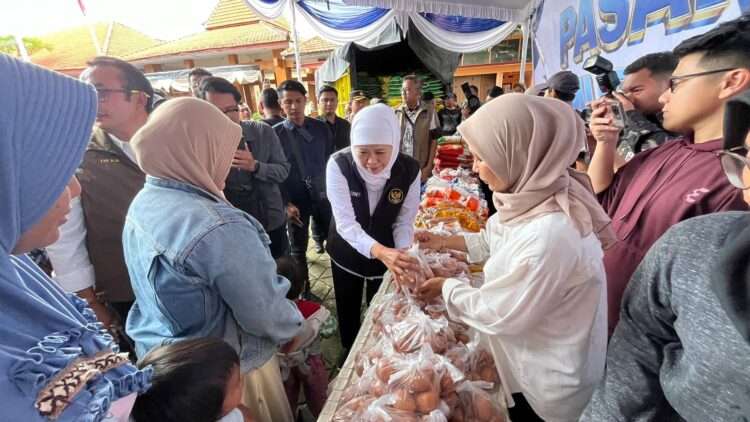 Pasar Murah Ramadan Diserbu Warga Mojokerto, Gubernur Khofifah Turun Bagikan Beras Telur