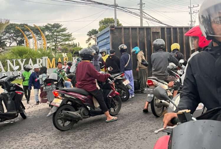 Kontainer Jatuh di Jalan Daendels Manyar Gresik, Timpa Seorang Pengendara Motor