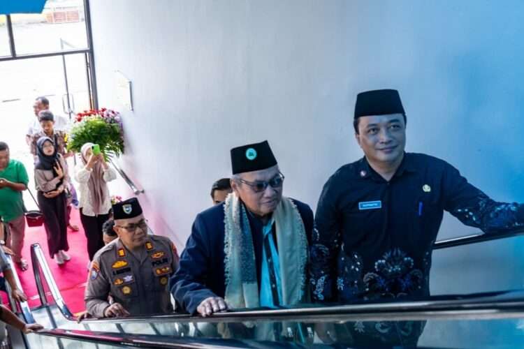 Masjid Agung Gresik ada Eskalator, Lansia Kini Lebih Nyaman Beribadah