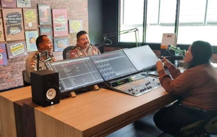 Sapa Warga Lewat Radio, Sat Binmas Polres Gresik Pesan Kamtibmas Bulan Ramadan