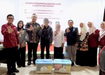 Kolaborasi dengan Kemensos, Wabup Gresik Alif Salurkan Bantuan untuk ODHIV