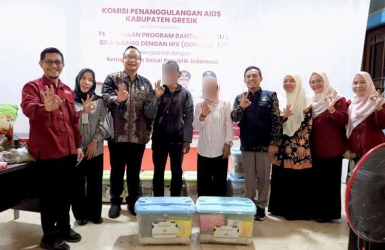Kolaborasi dengan Kemensos, Wabup Gresik Alif Salurkan Bantuan untuk ODHIV