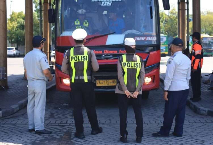 Ramp Check di Terminal Bunder Gresik, 3 Bus Dihentikan Polisi karena Tak Layak Jalan