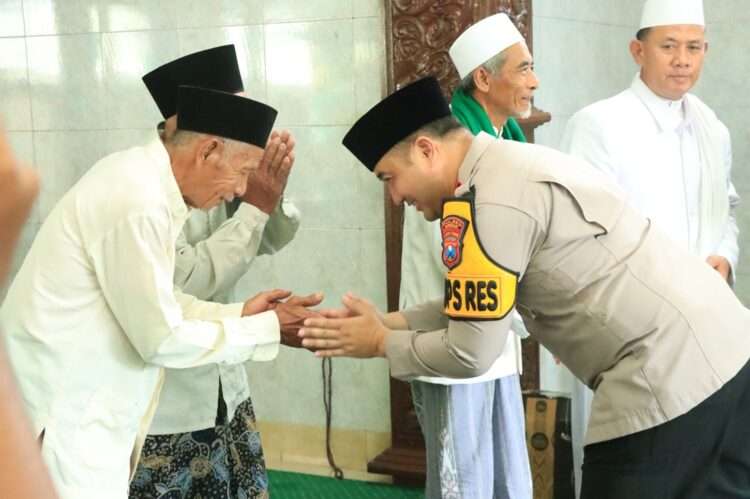 Kapolres Gresik Sholat Jumat di Wringinanom, Ajak Warga Jaga Kamtibmas Selama Ramadan