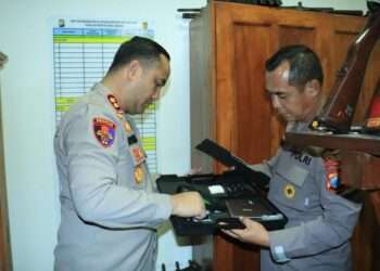 Pastikan Kesiapan Pengamanan Mudik, Kapolres Gresik Sidak Senpi Personel