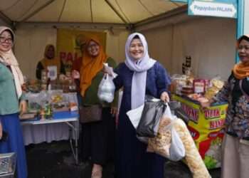 Mengabdi Lebih 30 Tahun, Kader PKK Kediri Terima Hadiah Belanja Gratis