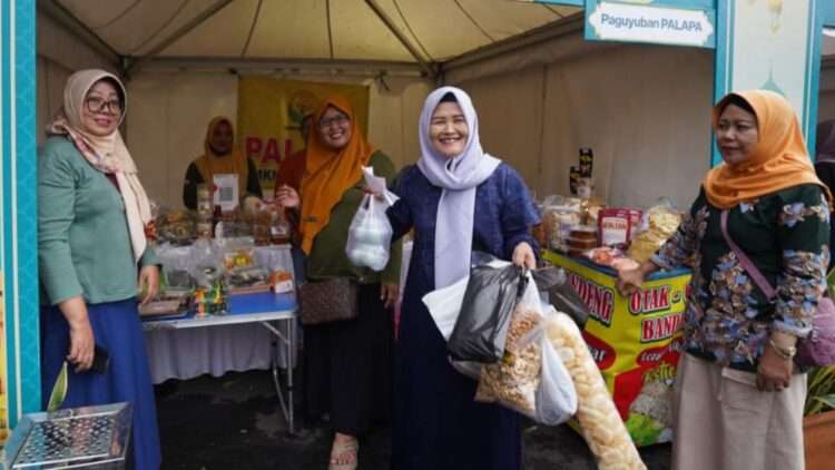 Mengabdi Lebih 30 Tahun, Kader PKK Kediri Terima Hadiah Belanja Gratis