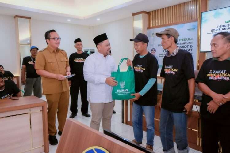 Bupati Yani Lepas Kampanye Zakat via Angkot, 50 Sopir Terima Bantuan